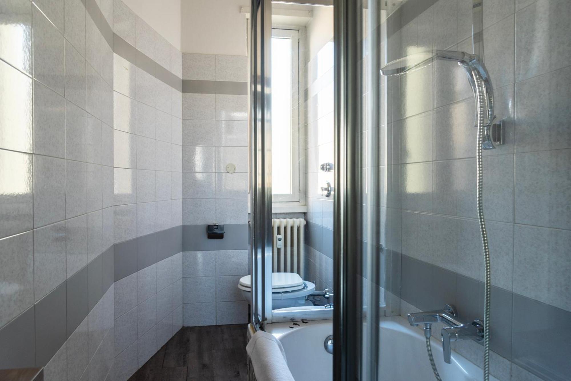 Youhosty - Populonia 10 * Milan